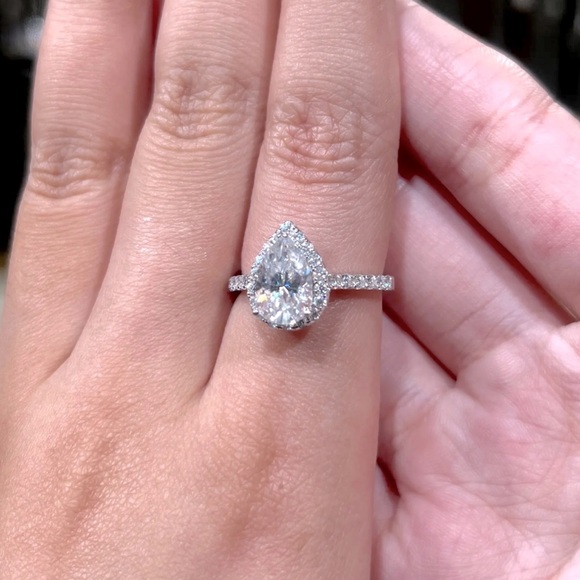 2CT Pear cut genuine engagement ring - Picture 11 of 14
